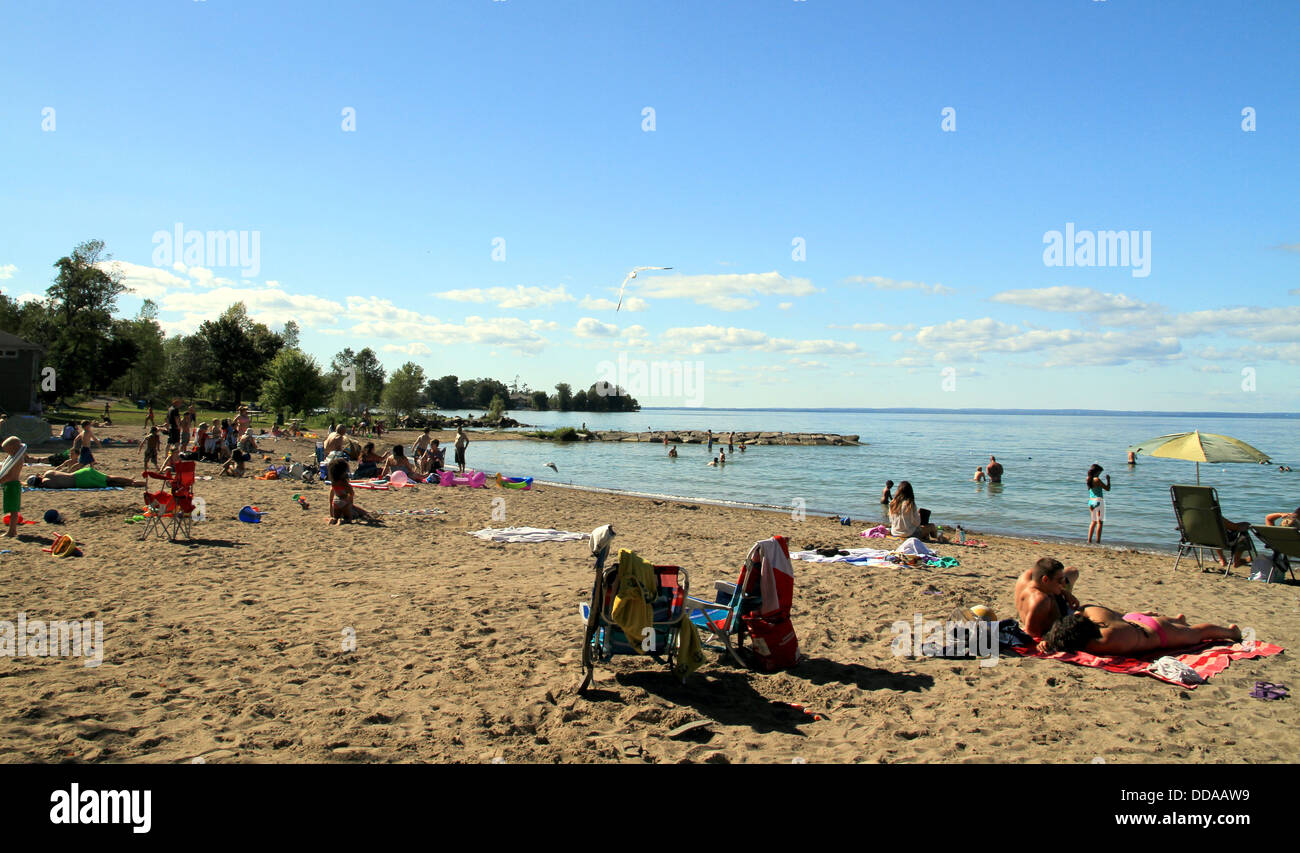 Persone in appoggio su di una spiaggia di sabbia sul lago Ontario Foto Stock