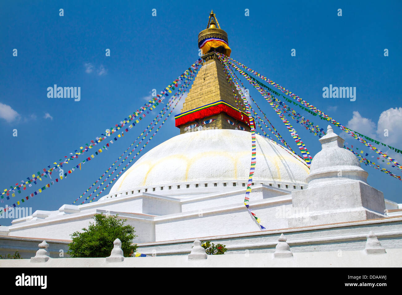 Santuario buddista Stupa Boudhanath con il Buddha saggezza gli occhi e pregando bandiere in Kathmandu, Nepal Foto Stock