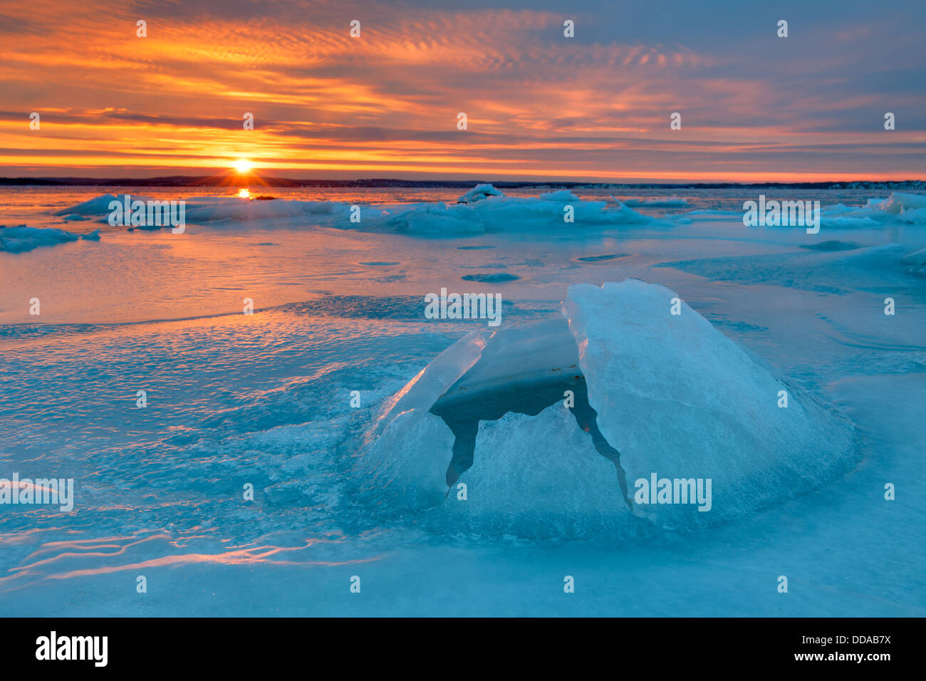 Il ghiaccio naturale formazione al tramonto, Näsbokrok, Halland, Svezia Foto Stock