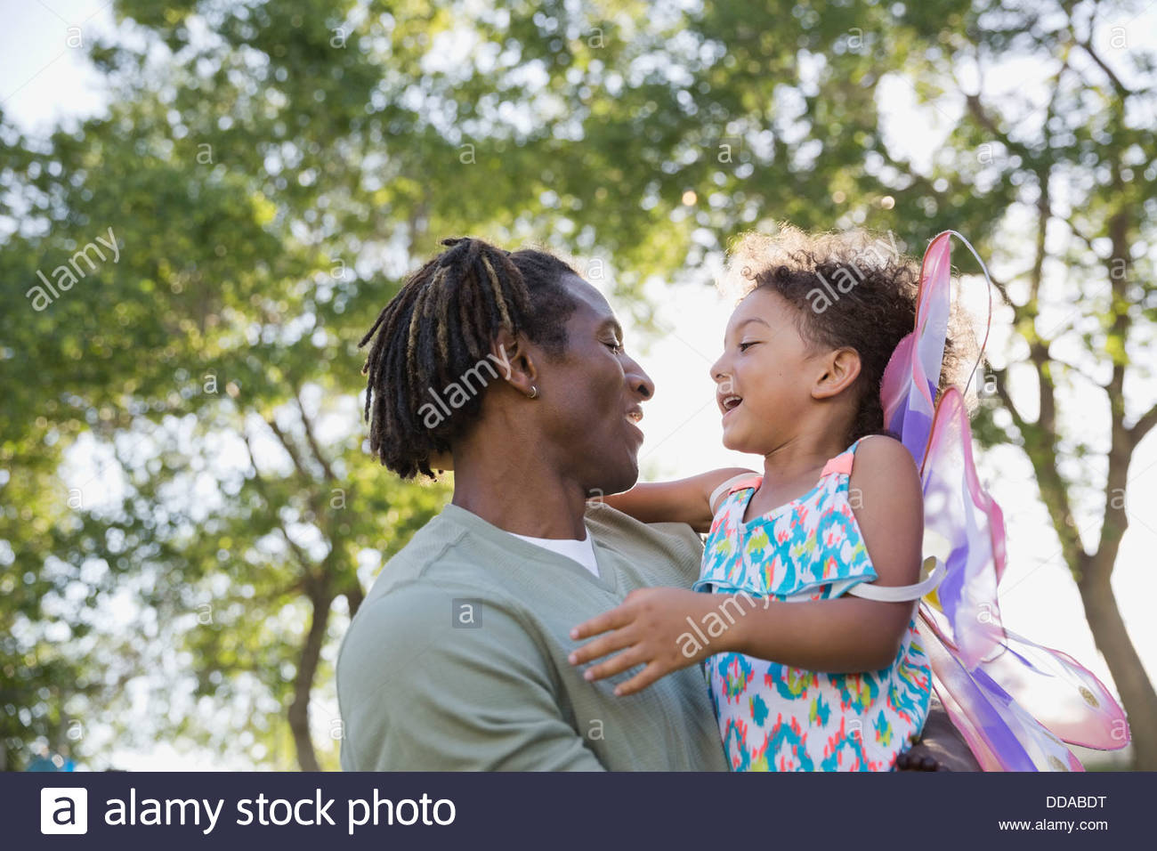 Padre e figlia di guardare tutti gli altri in posizione di parcheggio Foto Stock