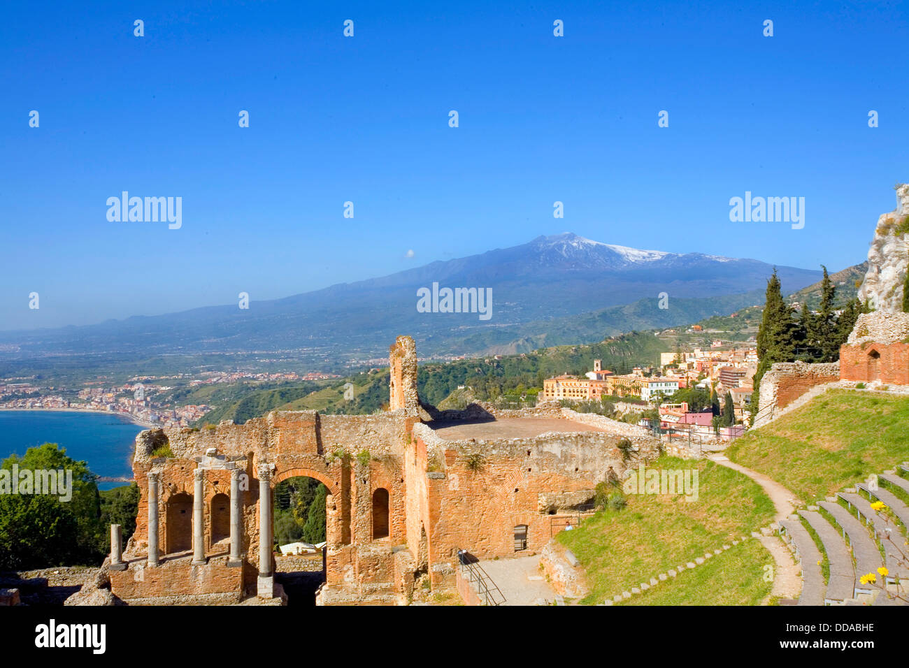 Vista di Taormina il Teatro Greco e il Monte Etna Taormina Sicilia Foto Stock