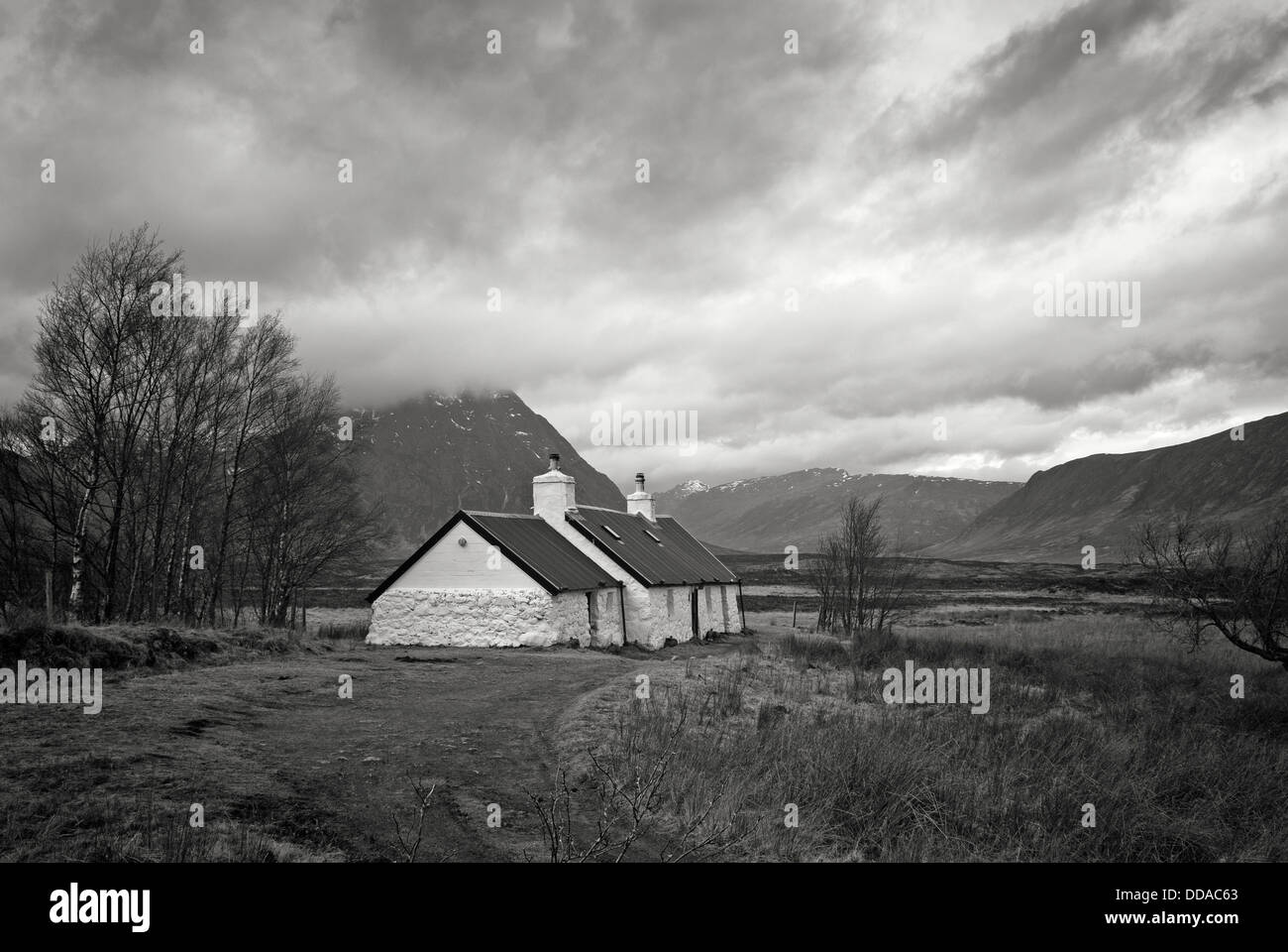 Bianco e Nero immagine di Black Rock Cottage in Rannoch Moor, Glencoe, Highlands Occidentali, Scotland, Regno Unito, Europa Foto Stock