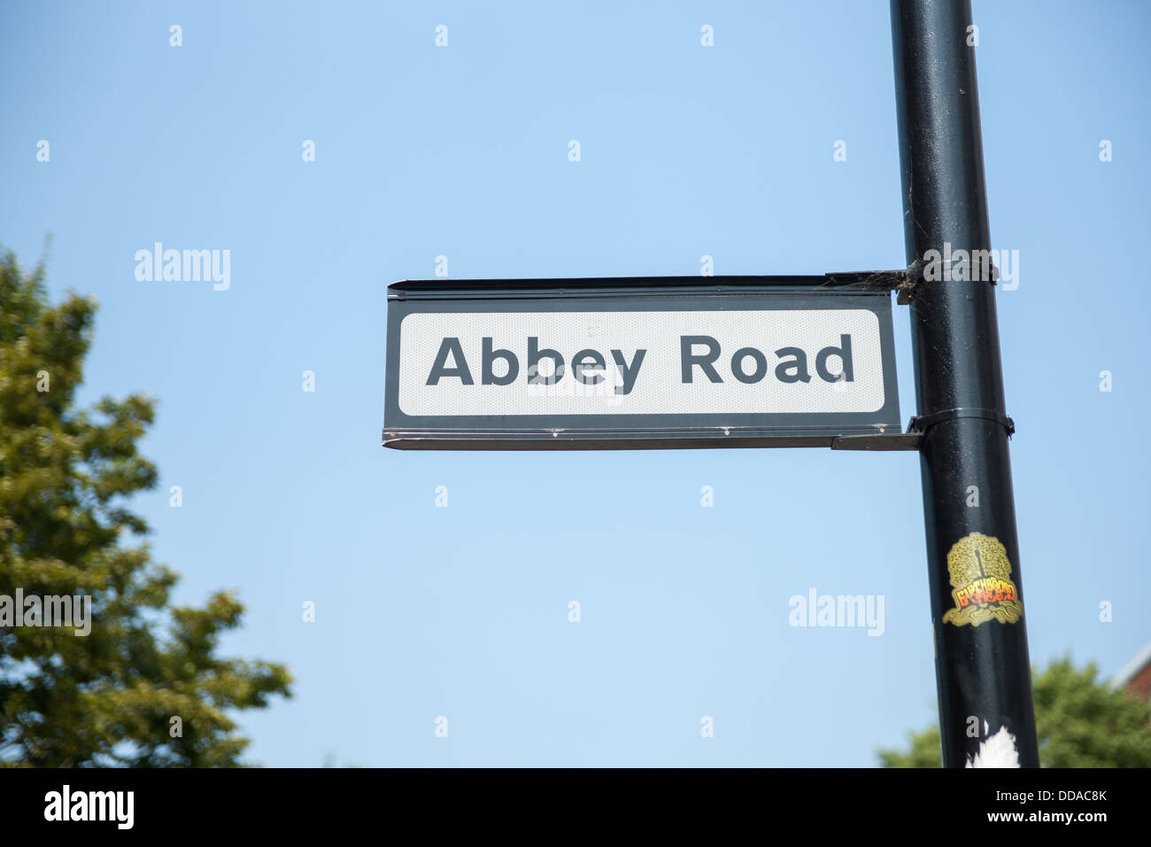 Abbey Road strada segno che mostra l'ambiente suburbano attorno alla strada. La strada ha reso famoso dai Beatles negli anni sessanta. Foto Stock