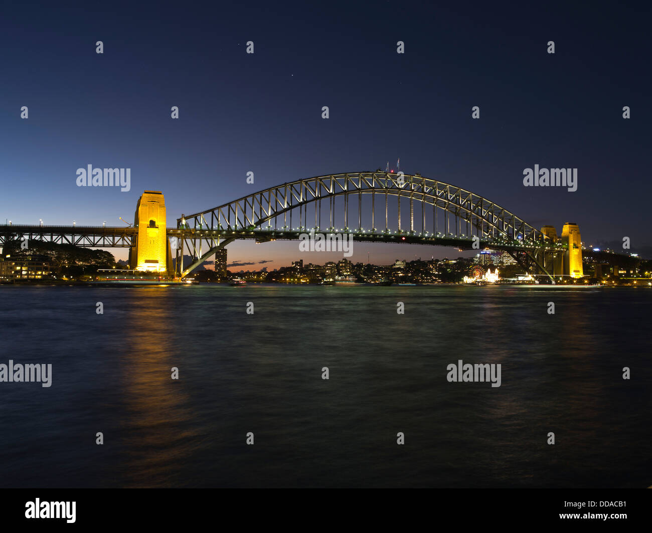 Dh il Porto di Sydney Sydney Australia illuminate a Sydney Harbour Bridge tramonto notte Foto Stock