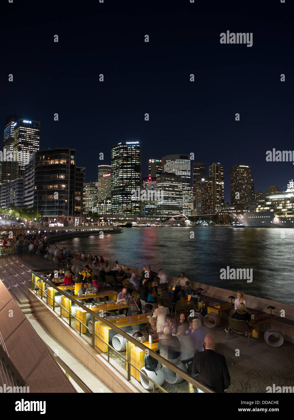dh Sydney Harbour ristoranti SYDNEY AUSTRALIA Cafe persone sera all'aperto caffè città lungomare skyline vista notturna passeggiata Foto Stock