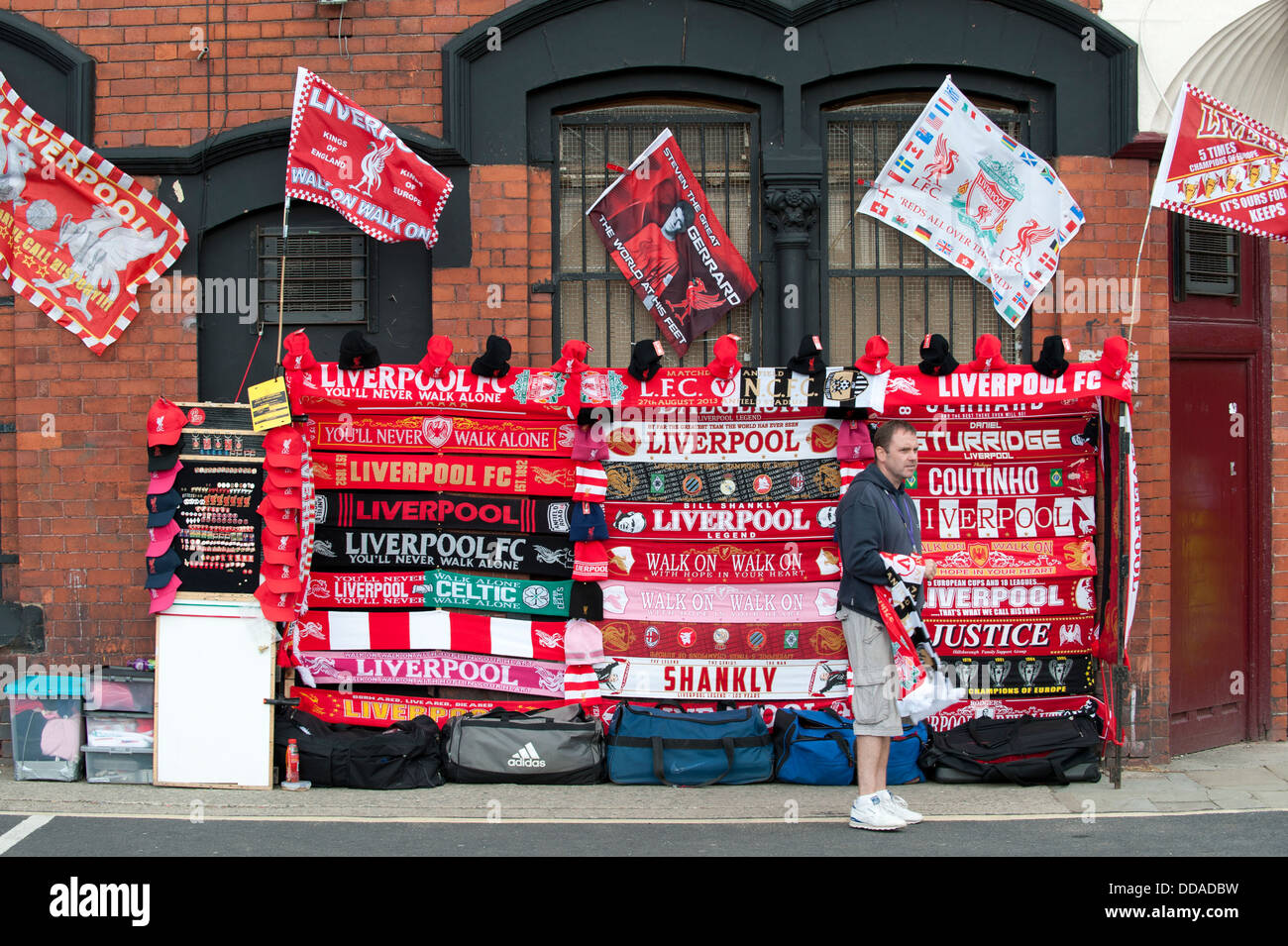 Un colpo di un pallone da calcio merchandise street trader vicino ad Anfield Stadium, casa di Liverpool Football Club (solo uso editoriale). Foto Stock