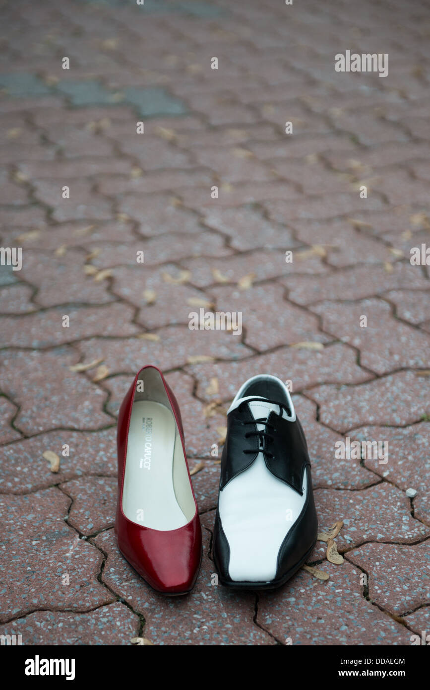 Le scarpe della sposa e lo sposo sulla pietra di interblocco Foto Stock