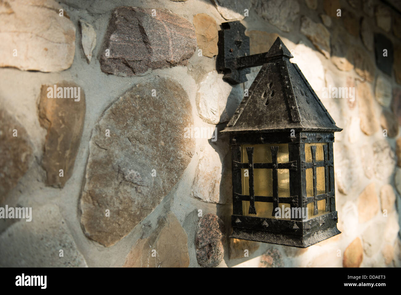 Lanterna appesa sul lato di un edificio in pietra Foto Stock