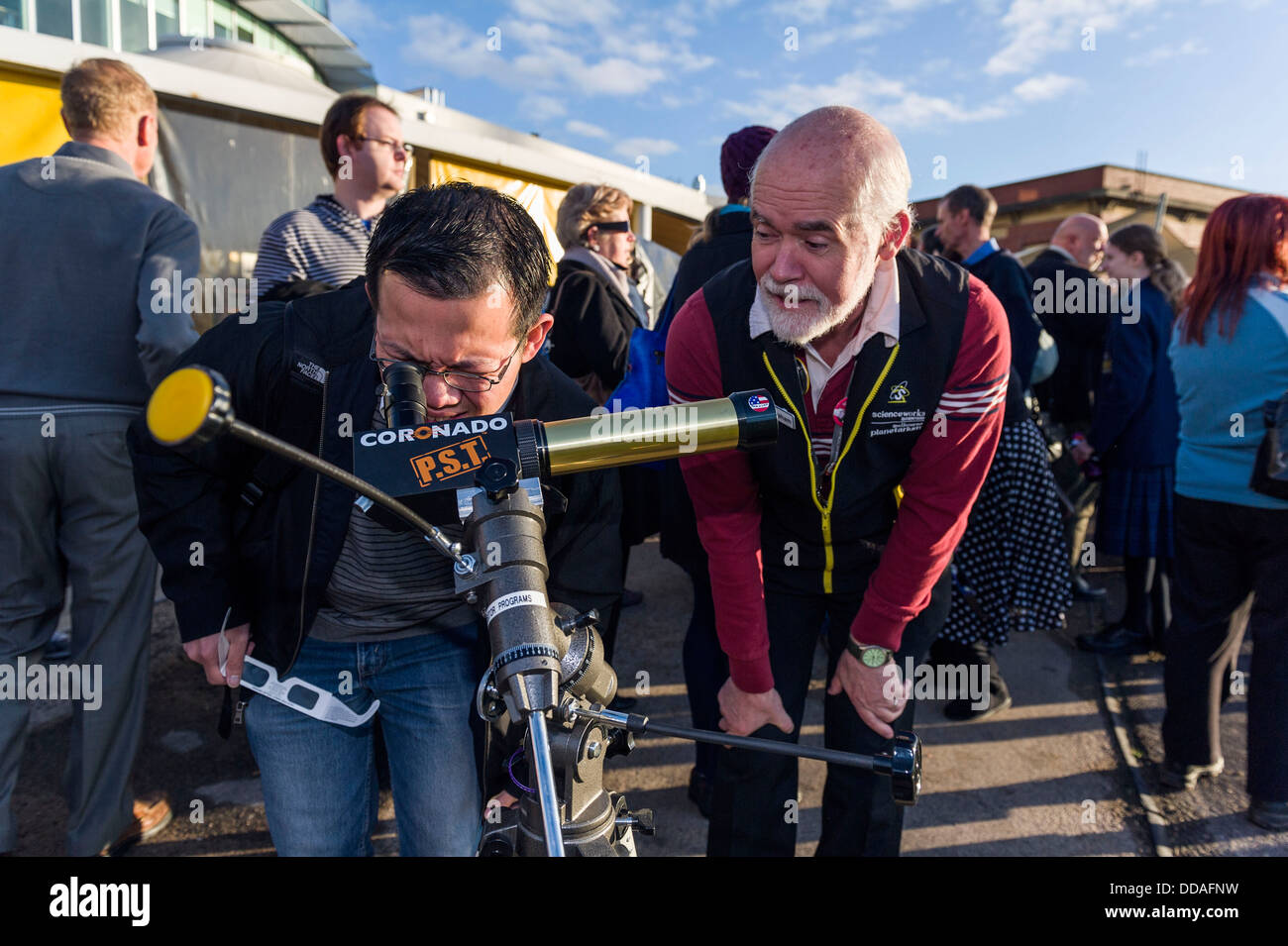 Turisti usano un planetario telescopio per visualizzare un transito di Venere. Foto Stock