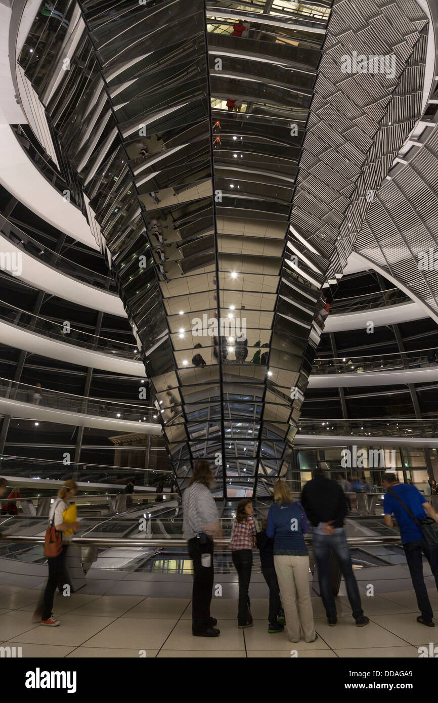 La cupola del Reichstag a Berlino la notte, Germania Foto Stock