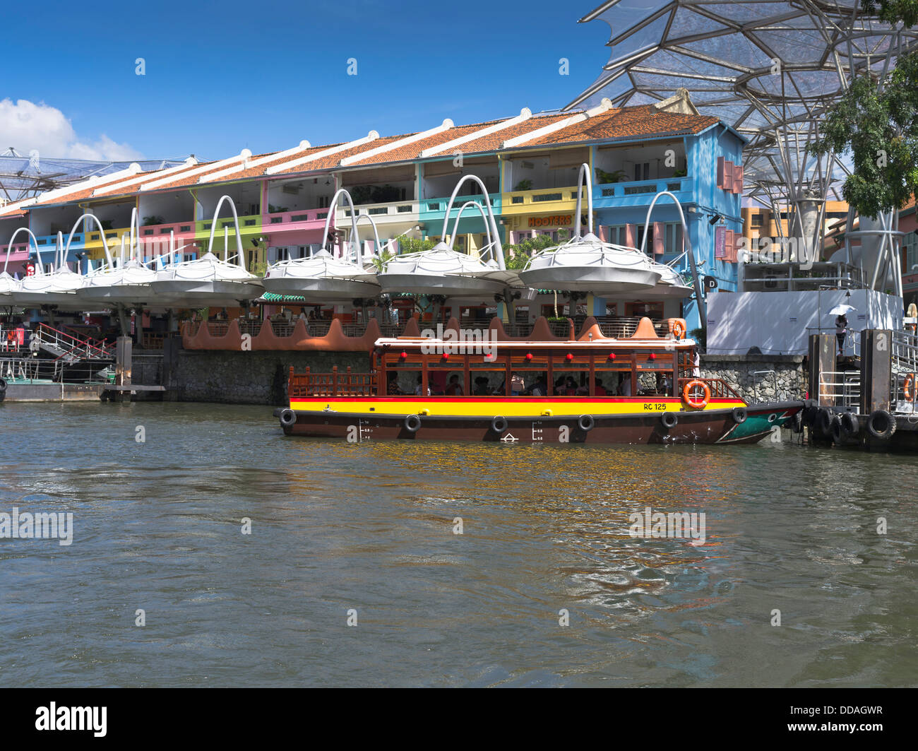 Dh del Fiume Singapore CLARKE QUAY Singapore sulla Bumboat tours crociera Singapore acqua taxi boats jetty pier barca Foto Stock