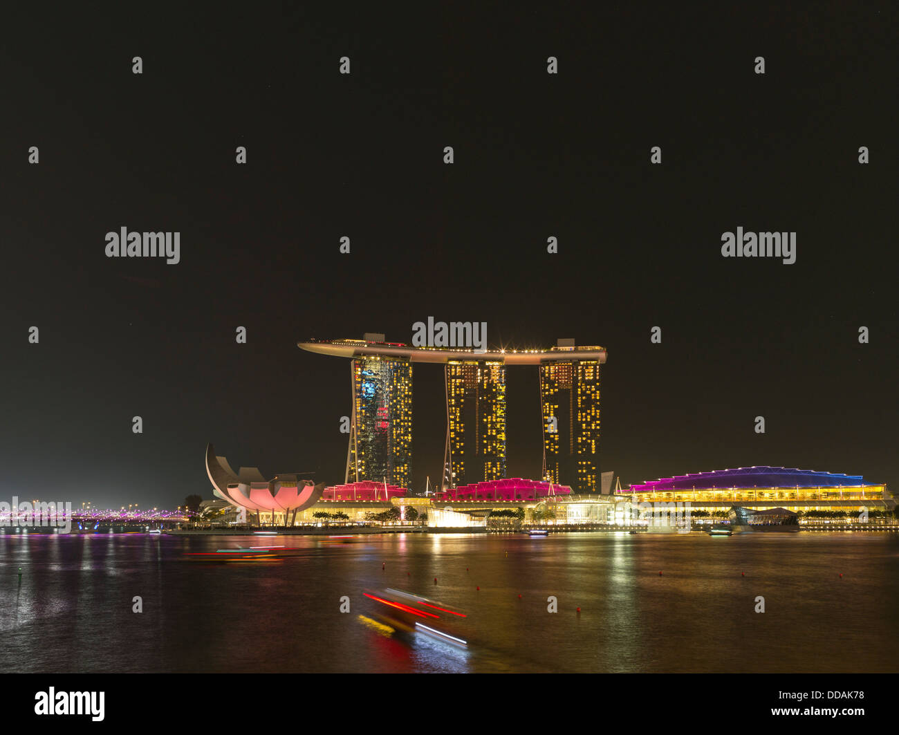 Dh Marina Bay sands hotel MARINA BAY Singapore di notte le luci Foto Stock