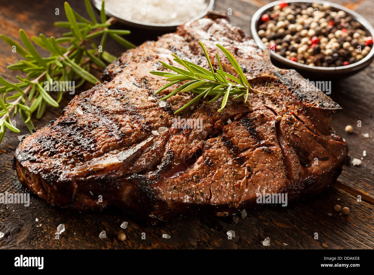 Barbecue grigliate T-Bone Steak con rosmarino fresco Foto Stock