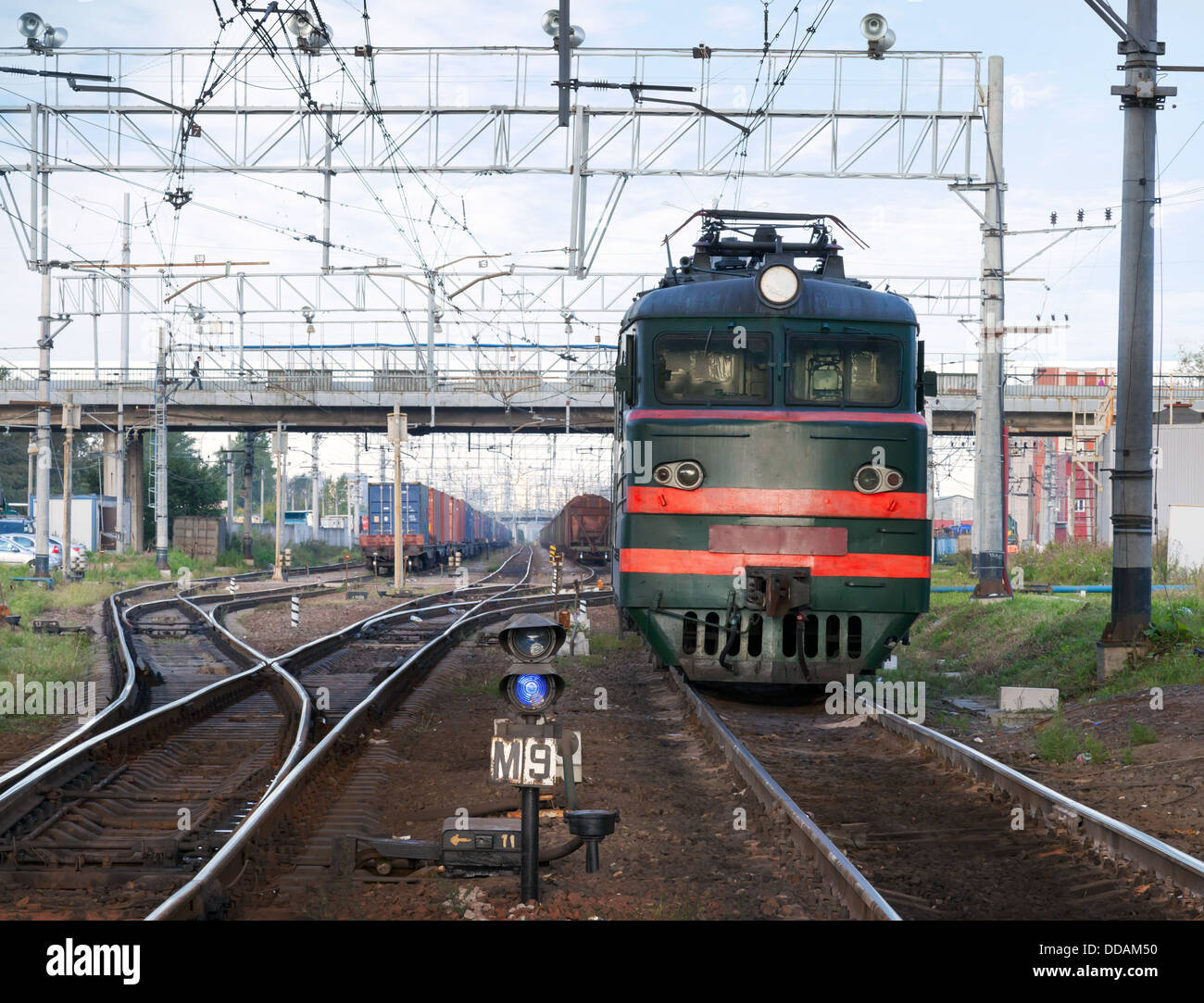 Scena ferroviaria con locomotore e i treni merci Foto Stock