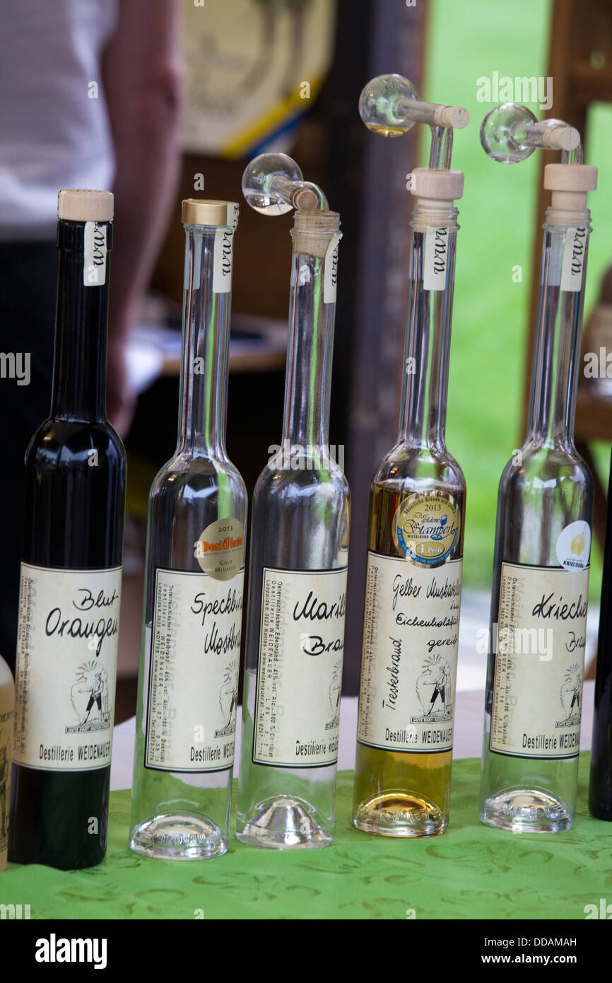 Bottiglie di vino austriaco con Soiree aeratori Foto Stock