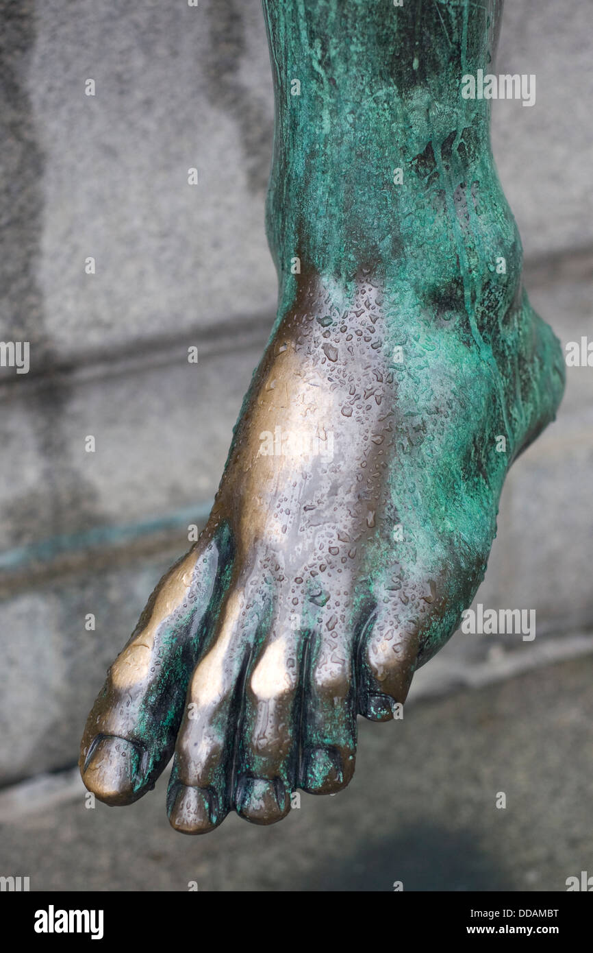 Statua di bronzo fino in prossimità di un piede Foto Stock