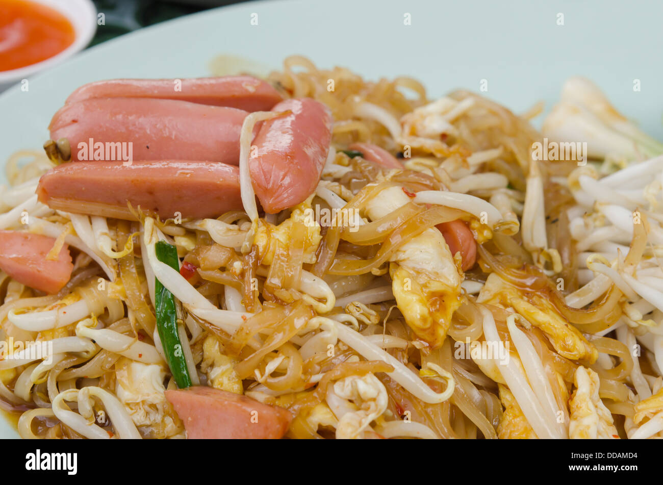 Close up stir noodles fritti con salsiccia , Uovo di gallina e verdure Foto Stock