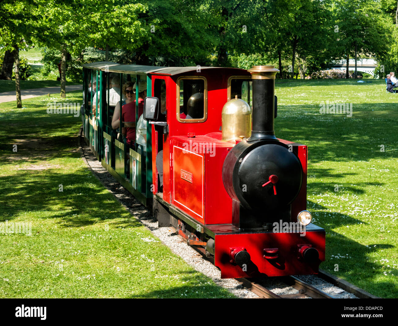 Treno in miniatura che operano in Buxton Pavilion Gardens per i turisti e per i bambini gite di piacere Foto Stock