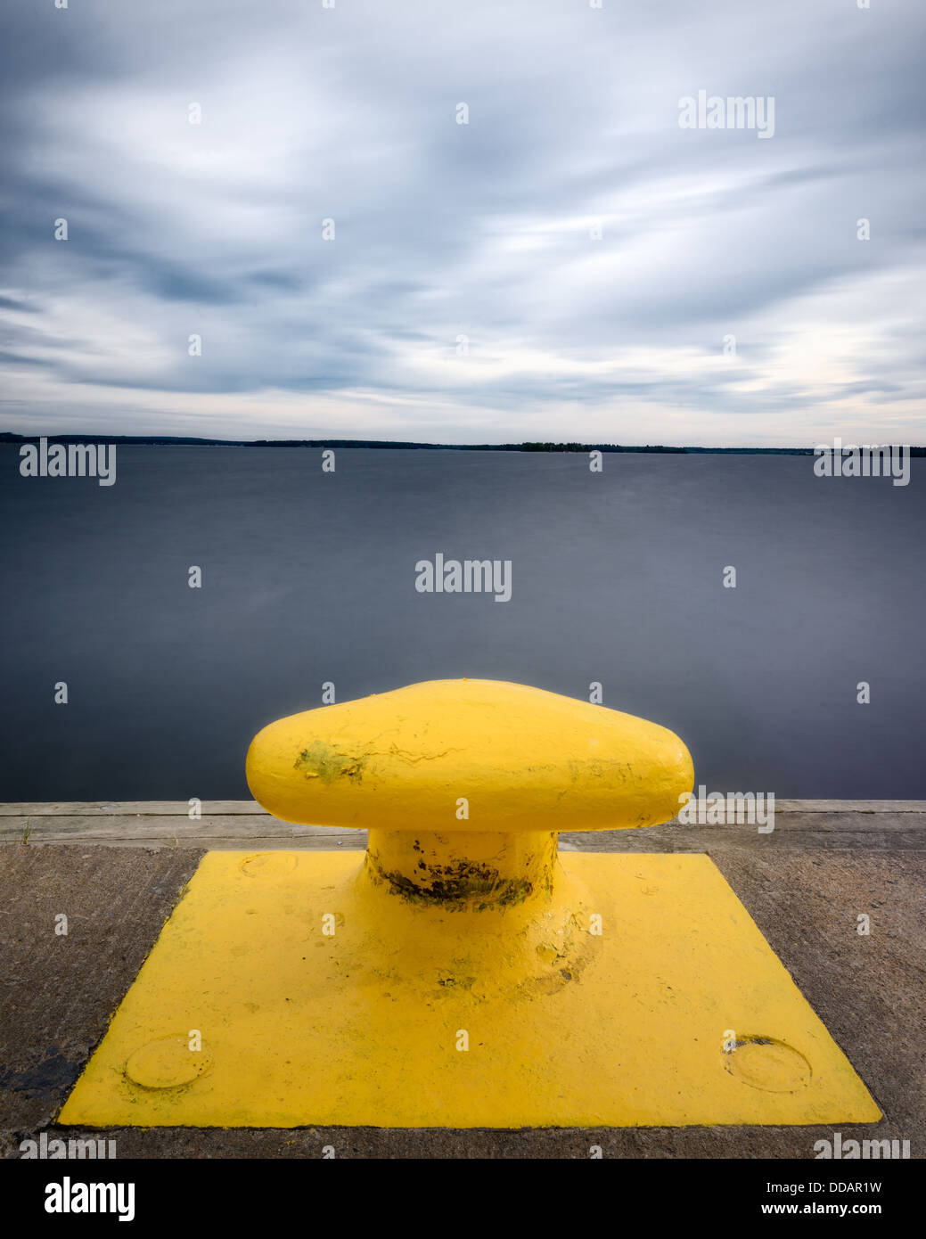 Bollard giallo e il mare, Foto Stock