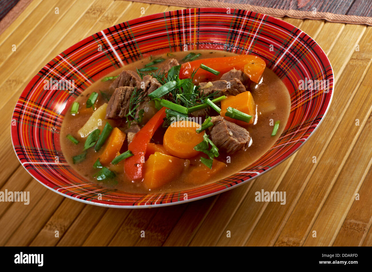 Stufato irlandese farm-style con tenera carne di agnello e patate e verdura Foto Stock