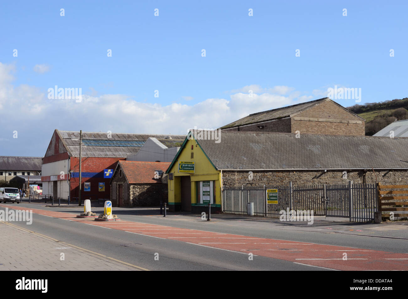 Svuotare gli edifici adibiti a magazzino in attesa di riqualificazione della periferia di Aberystwyth, Wales, Regno Unito. Foto Stock