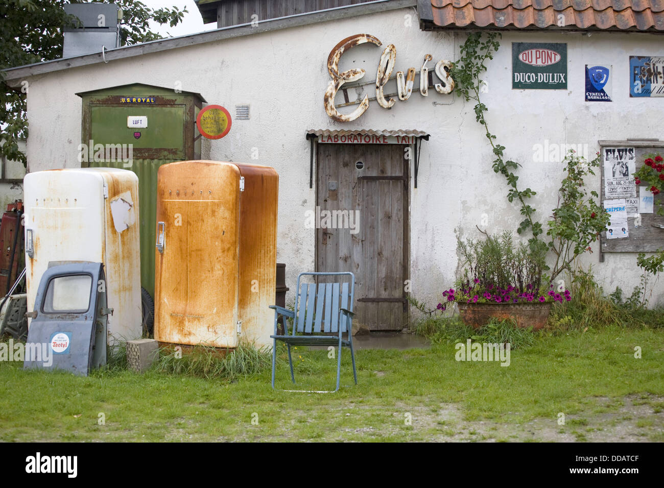 Nostalgia, frigoriferi, shabby chic, piastre di seconda mano Foto stock -  Alamy