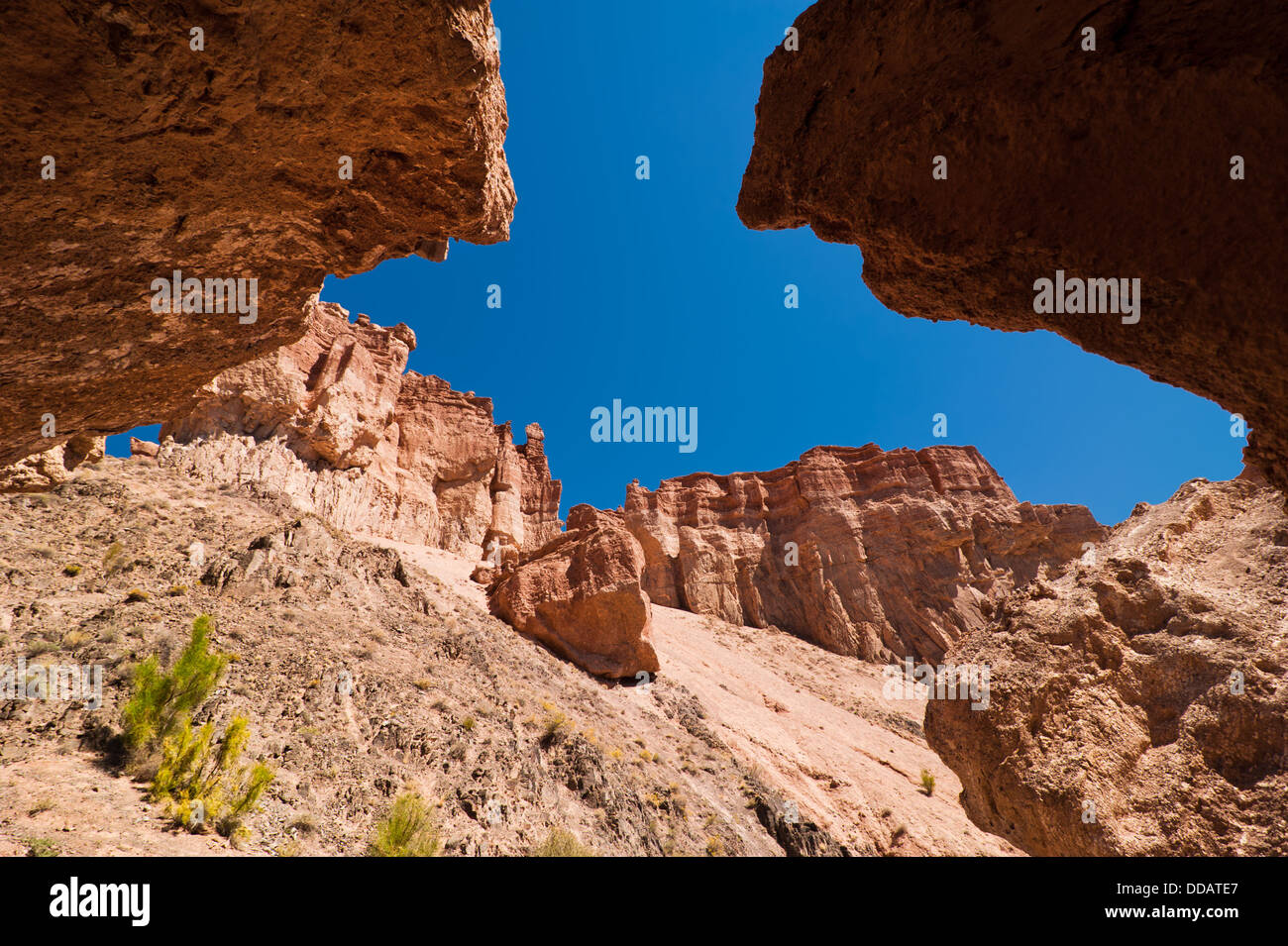 Le formazioni rocciose a Charyn canyon sotto il cielo blu. Membro Nazionale Parco Paleontologico in Kazakistan Foto Stock