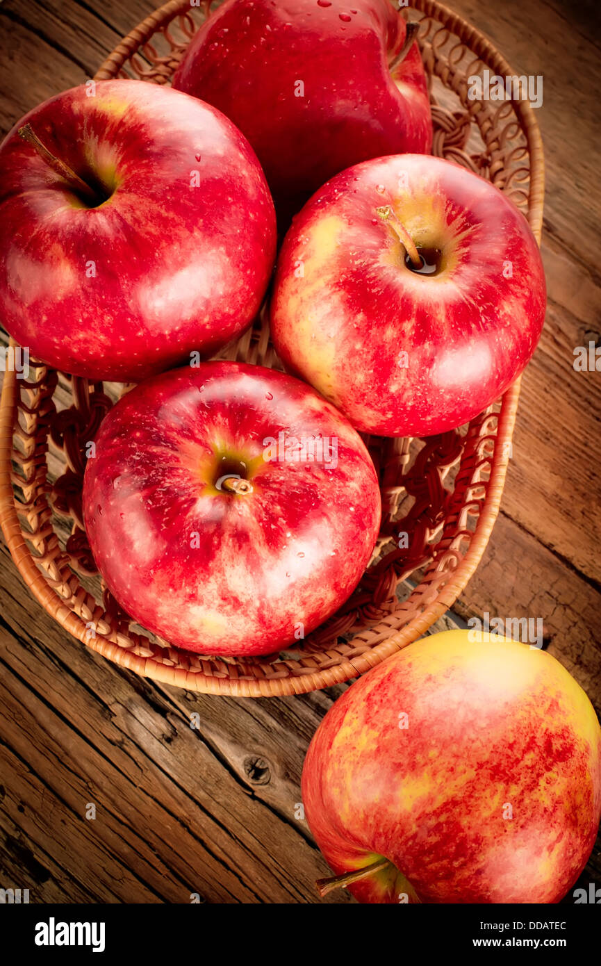 Organici freschi maturi frutti di Apple sul vecchio tavolo in legno con tovaglia in tela. Immagine in stile vintage Foto Stock