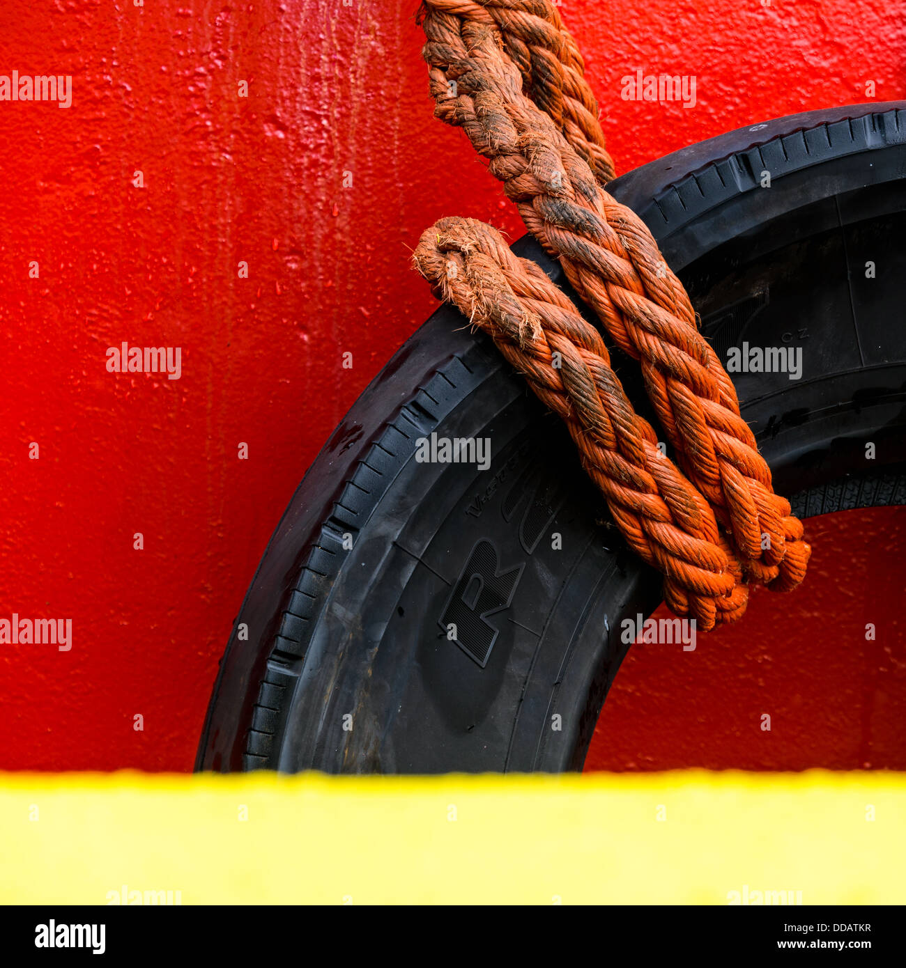 Dettaglio del battello pneumatico e corda, Tromsö, Troms, Norvegia Foto Stock
