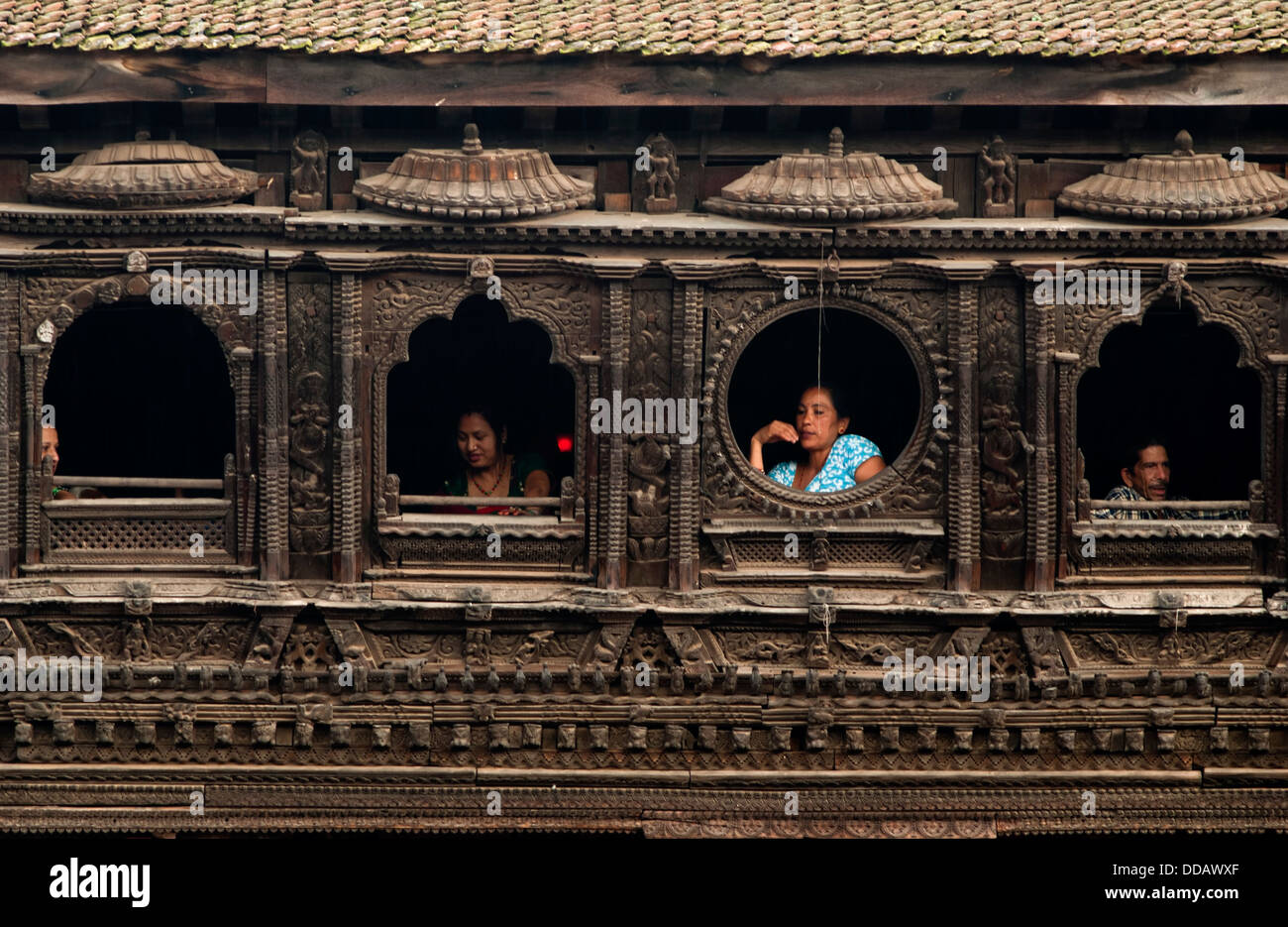 Artistico di finestre in legno in Bhaktapur, Nepal. Foto Stock
