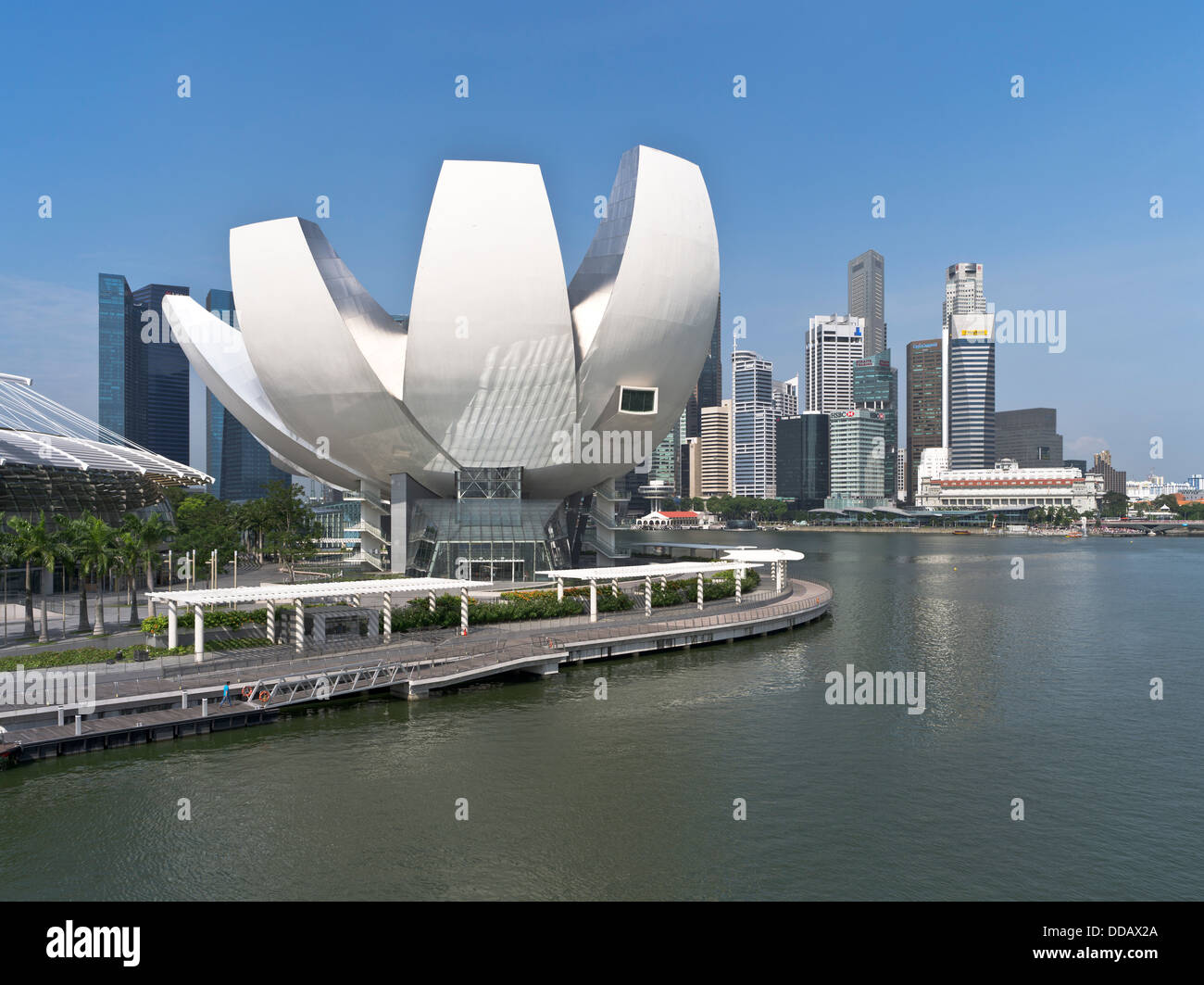 Dh l arte del Museo della SCIENZA MARINA BAY SINGAPORE Città grattacielo skyline moderna architettura asia Foto Stock