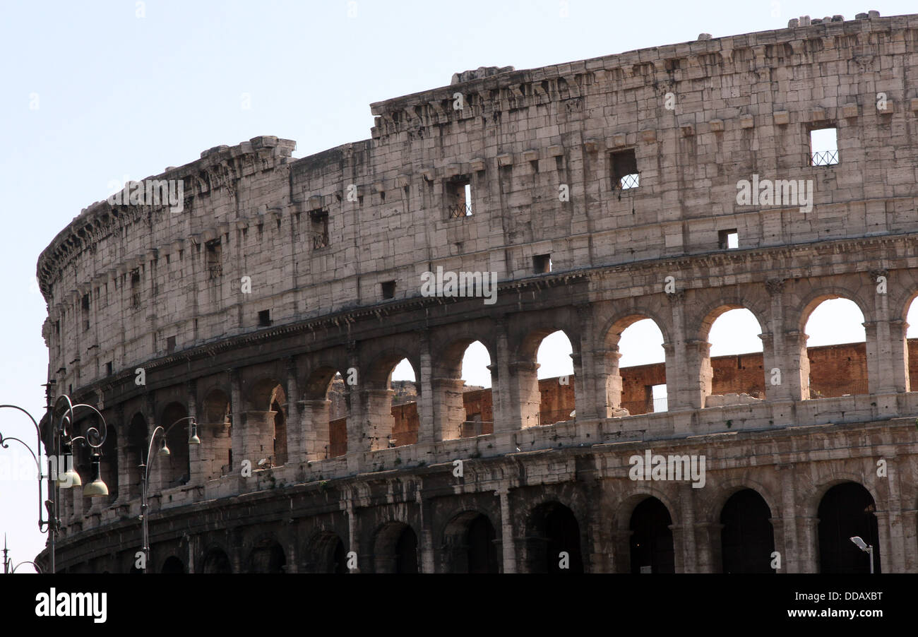 Antico Anfiteatro flaviano chiamato Colosseo il simbolo dell'Italia in Roma 1 Foto Stock