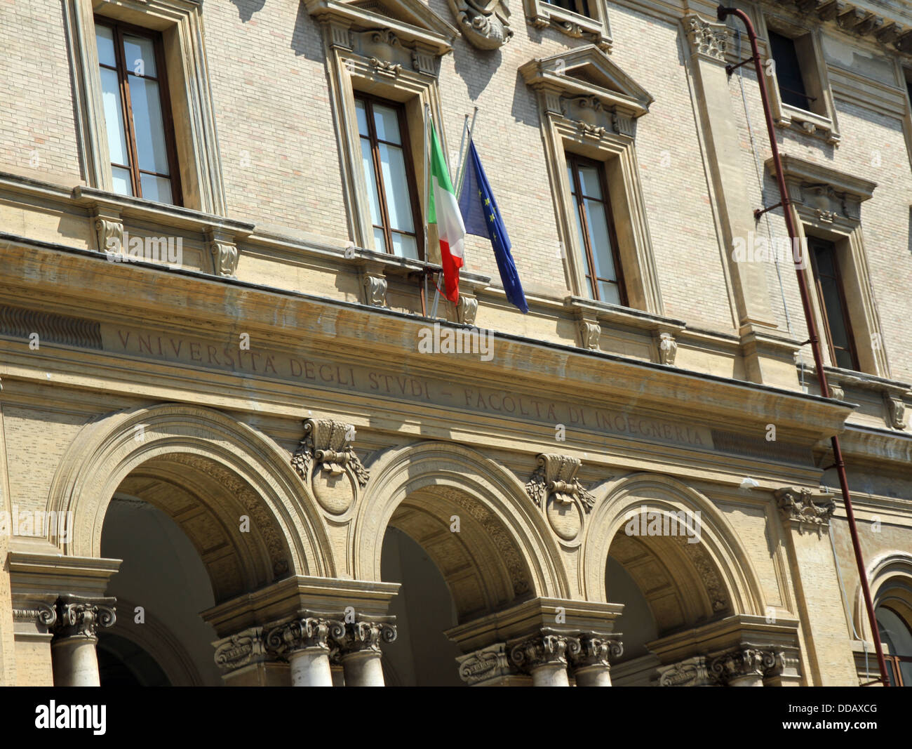 Entrata imponente dell'Università di ingegneria a Roma con la bandiera italiana Foto Stock