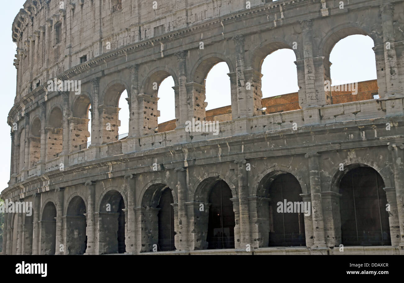 Antico Anfiteatro flaviano chiamato Colosseo il simbolo dell'Italia in Roma 4 Foto Stock