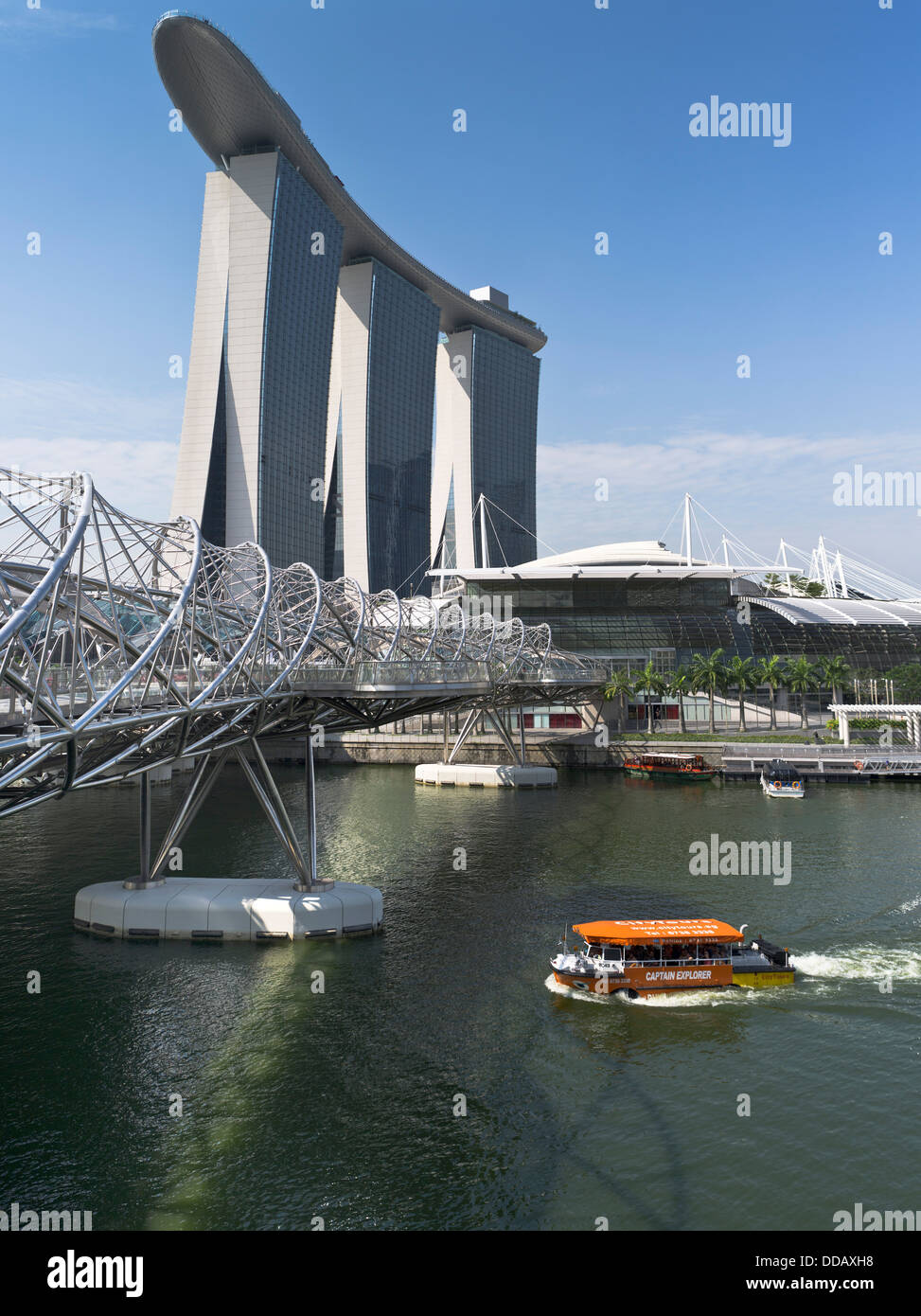 Dh Marina Bay Sands Hotel MARINA BAY SINGAPORE Double Helix bridge Captain Explorer Tour per le città di anatra turistico turismo in barca Foto Stock