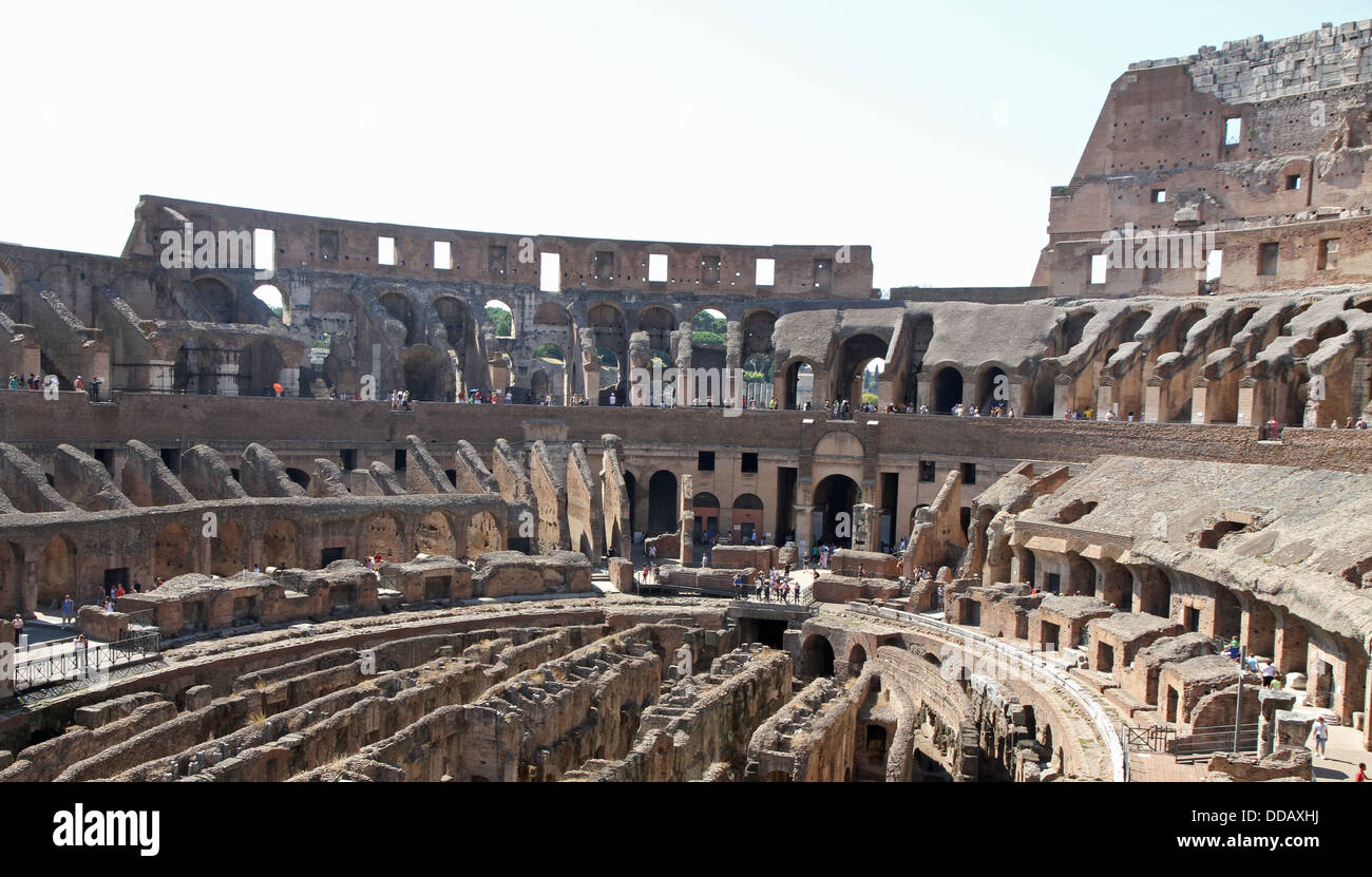Spettacolare interno del Colosseo antico anfiteatro romano ove brave gladiatori combattuto 2 Foto Stock