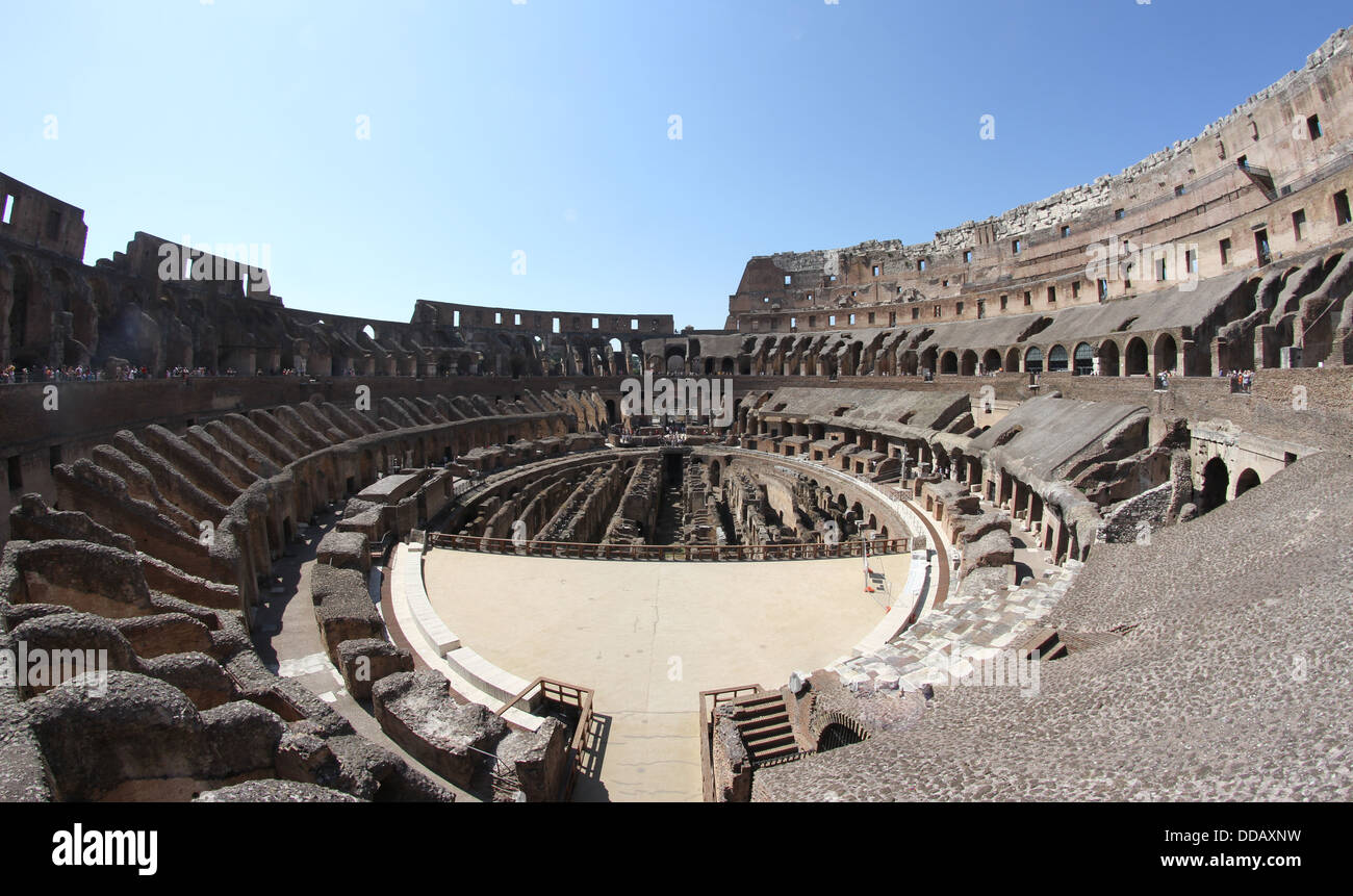 Fisheye colpo di interno del Colosseo edificio straordinario della Roma antica in Italia Foto Stock