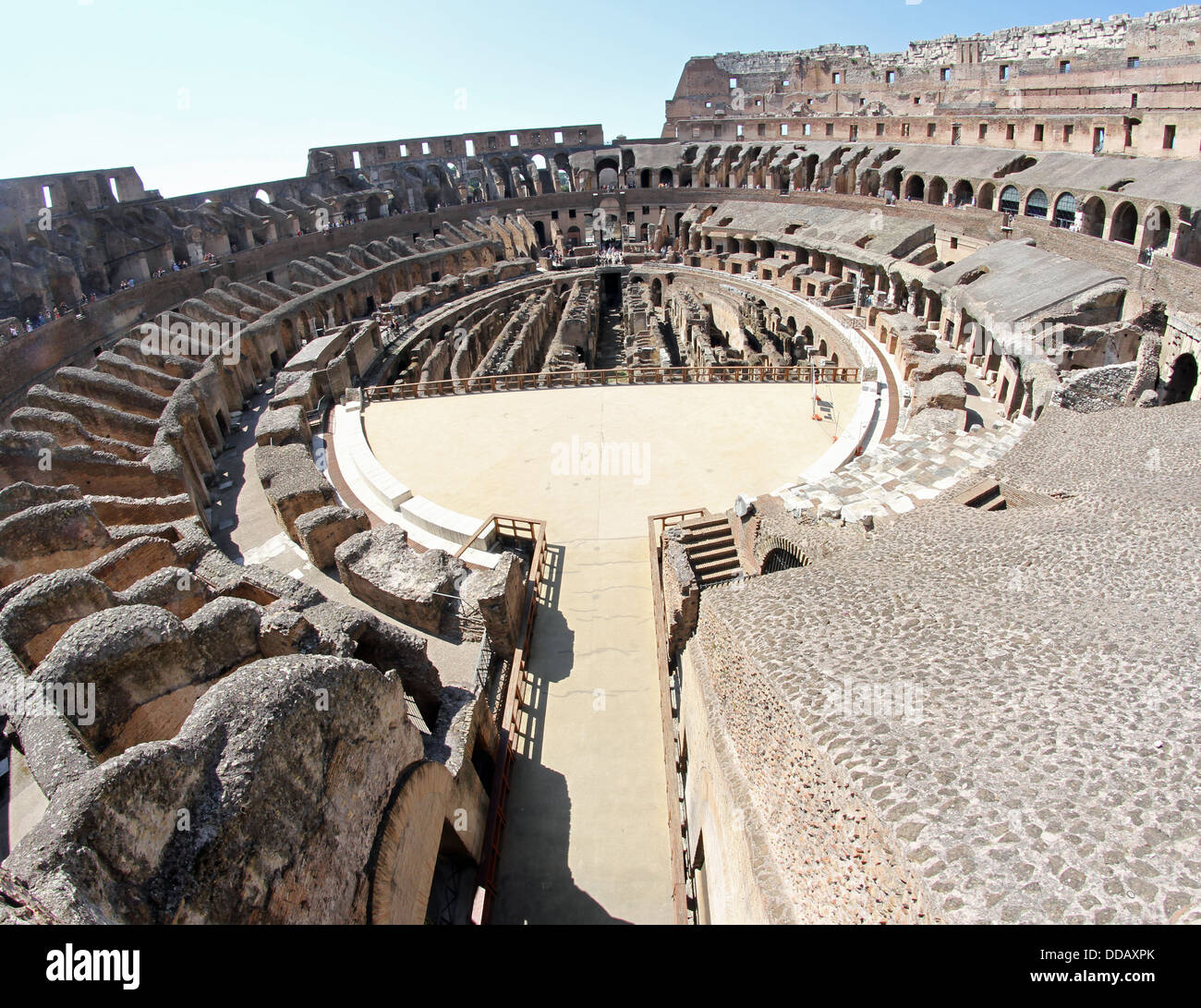 Archi e scale all'interno del Colosseo antico anfiteatro romano a Roma 1 Foto Stock