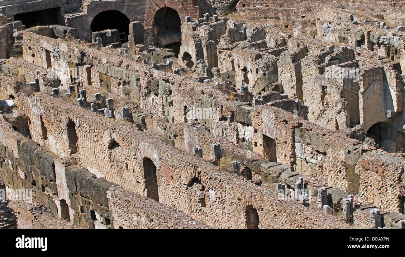 Particolari architettonici la colossale Colosseo simbolo della potenza di Roma antica 2 Foto Stock