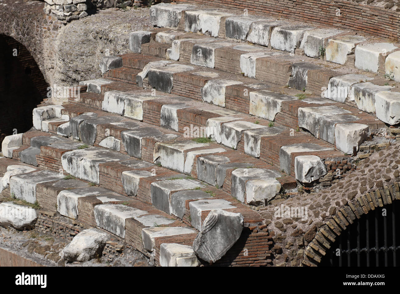 Suggestivi passi il Colosseo dove gli antichi romani erano presenti nei combattimenti tra gladiatori e bestie feroci 4 Foto Stock