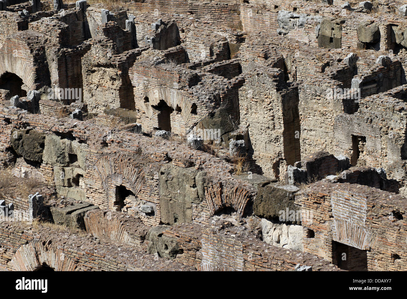 Particolare il colossale Colosseo simbolo architettonico della potenza di Roma antica 1 Foto Stock