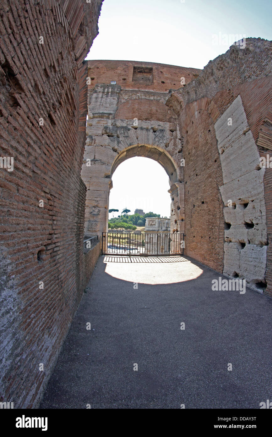 All'interno del Colosseo di Roma dove ha avuto luogo la battaglia di gladiatori 3 Foto Stock