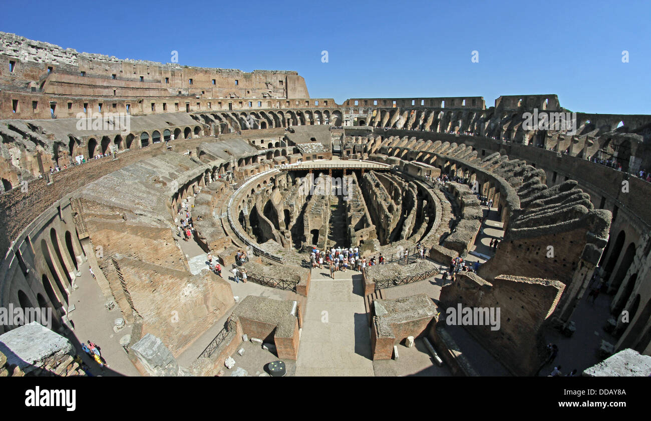Panoramica con fisheye dell'interno del Colosseo edificio straordinario della Roma antica in Italia Foto Stock