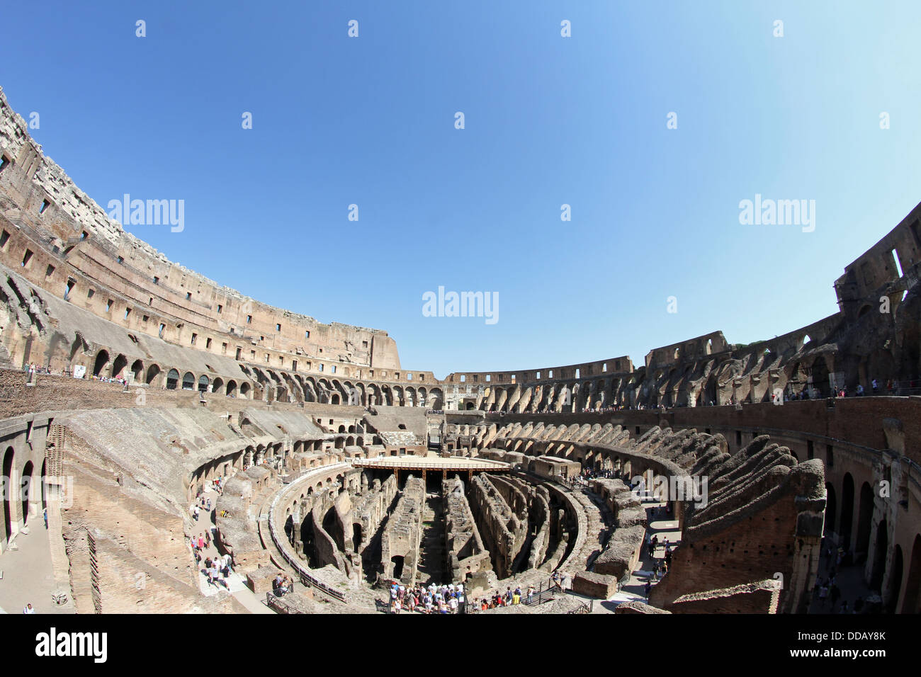 Archi e scale all'interno del Colosseo antico anfiteatro romano a Roma 4 Foto Stock