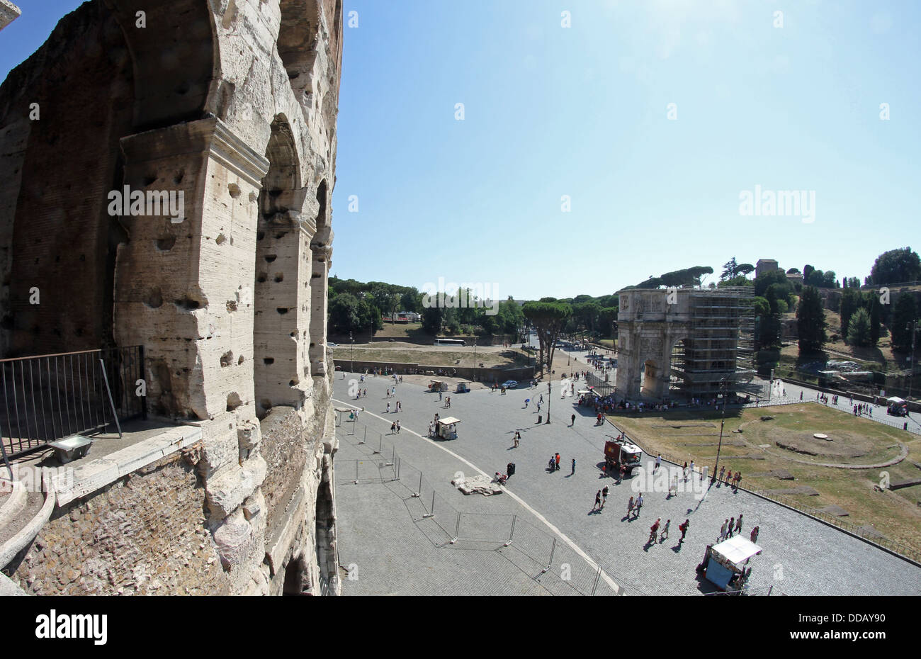 Colosseo e Arco di Costantino a Roma, Italia Foto Stock