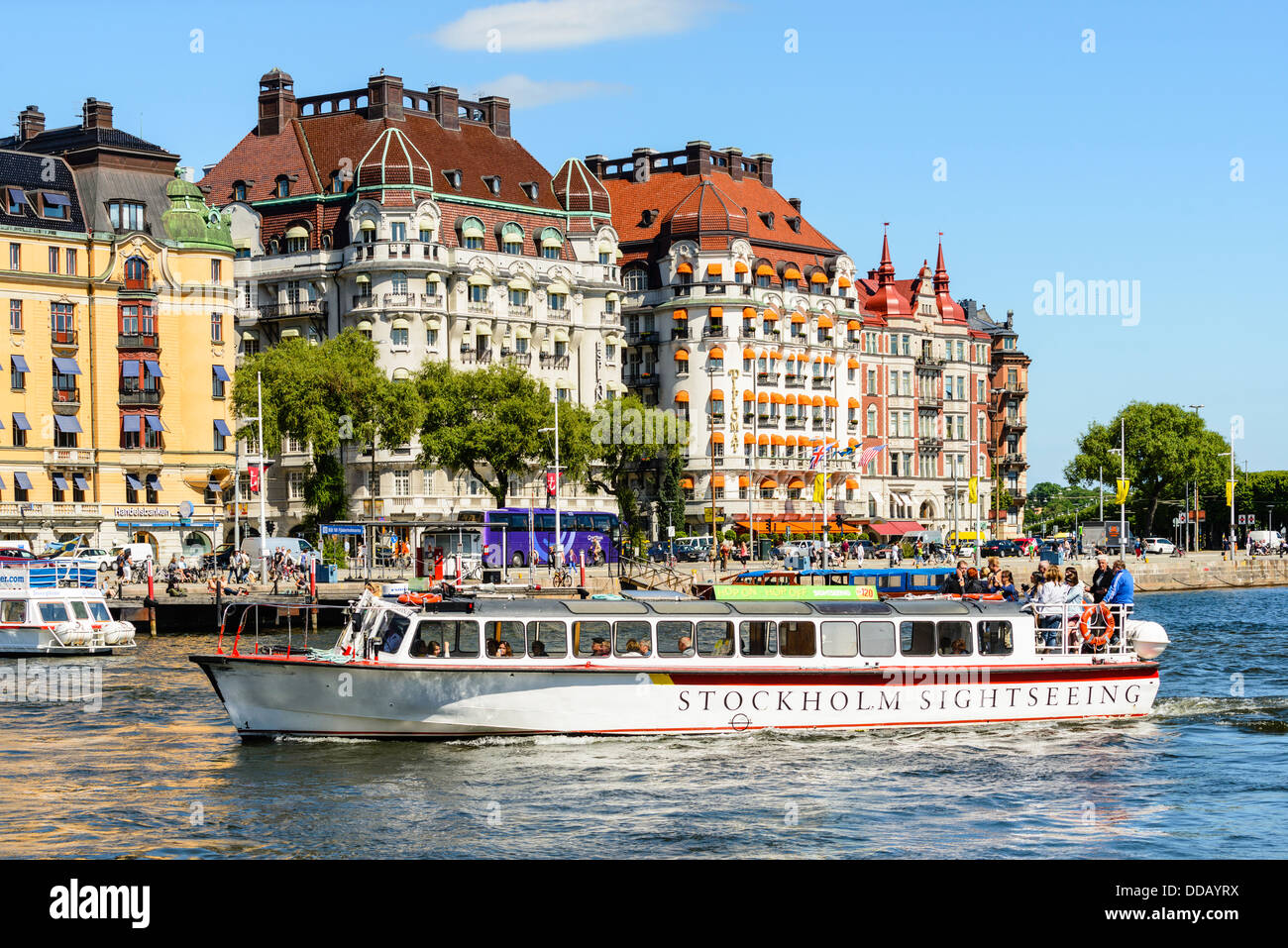 In barca per visite guidate a Nybroviken Stoccolma Svezia con edifici Art Nouveau sulla Strandvägen dietro Foto Stock