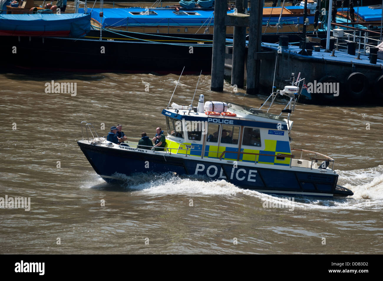La barca di polizia "Robert Peel II' sul Fiume Tamigi, Londra. Foto Stock