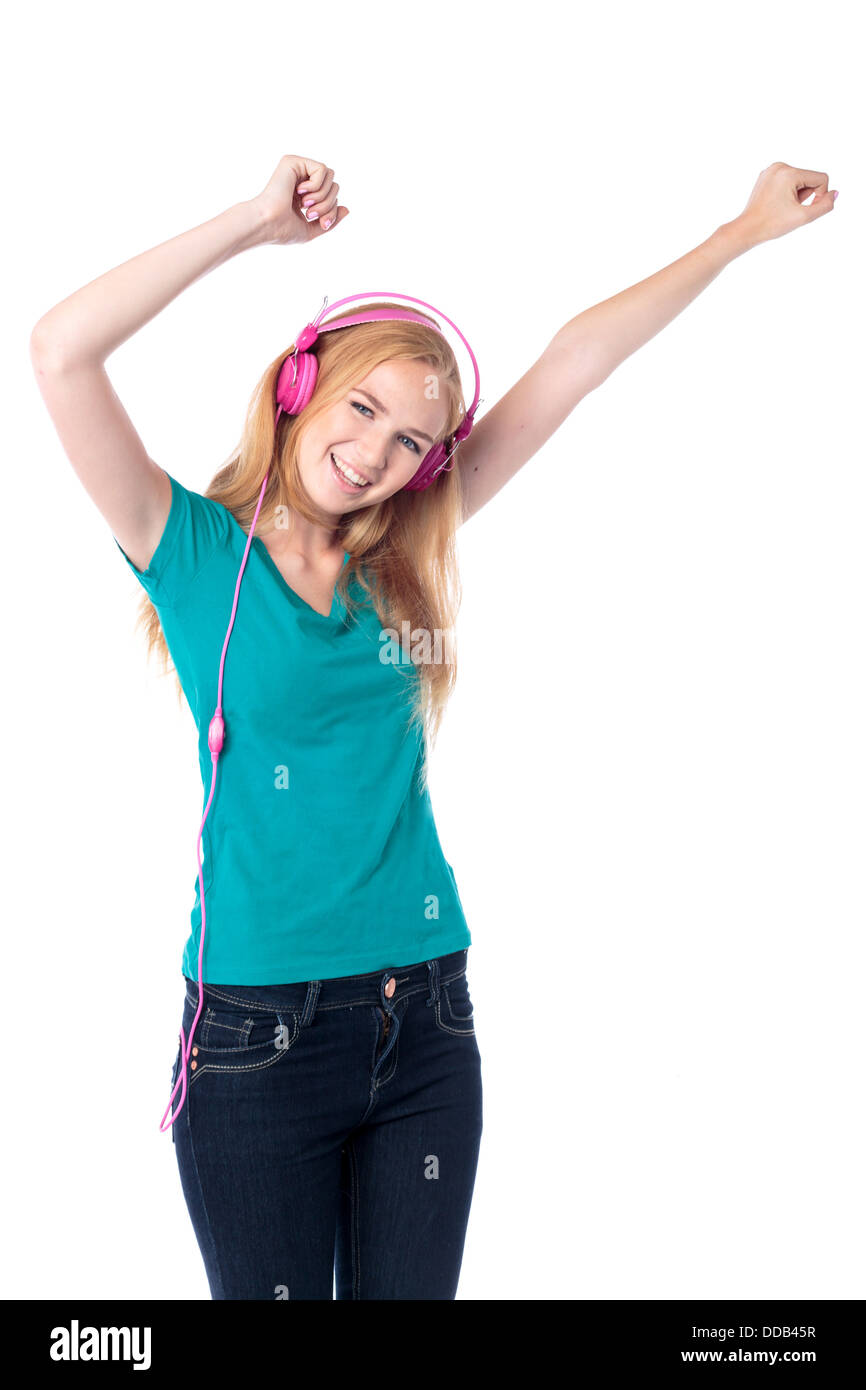 Donna godendo della sua musica agitando le braccia in aria e ridere come ascolta la musica sul suo cuffie Foto Stock