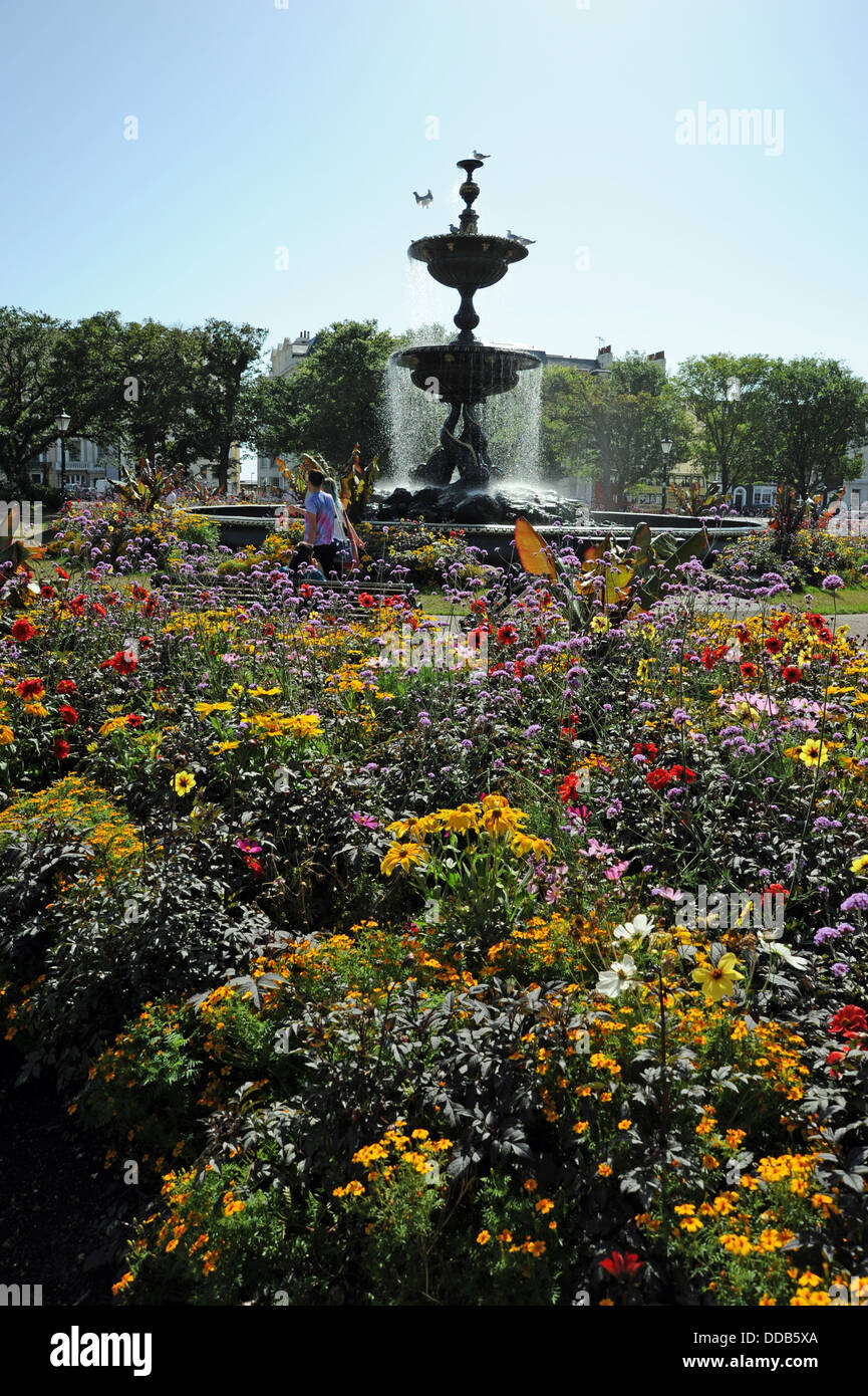 La Old Steine fontana e letti di fiori piantati dal consiglio in Brighton su una giornata d'estate Foto Stock