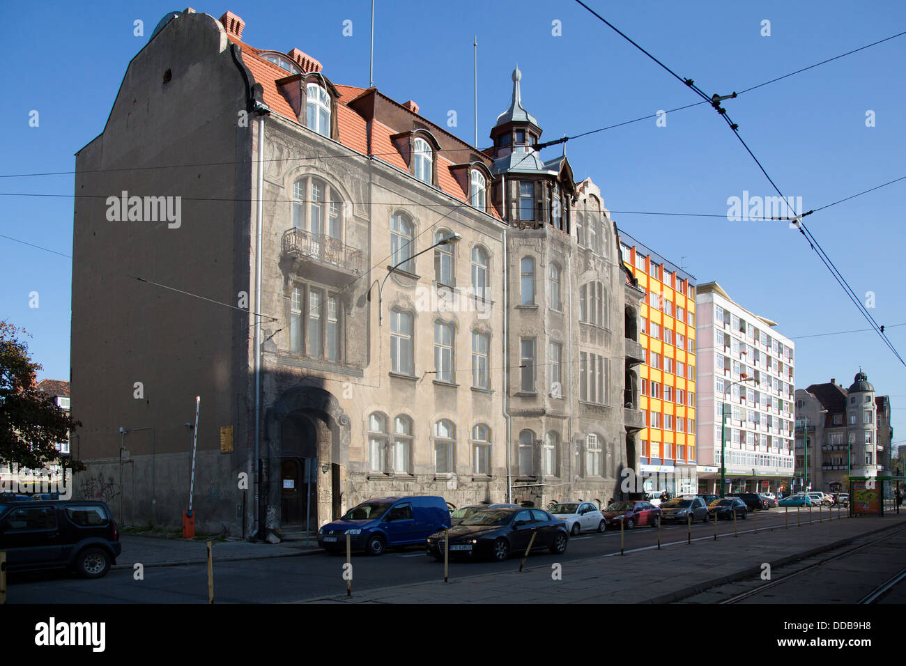 Poznan, Polonia, accanto a un vecchio unrenovated le costruzioni del 60s Foto Stock